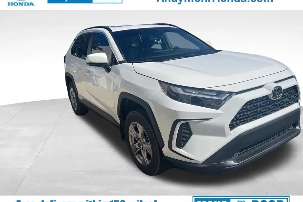 2022 Toyota RAV4 XLE photo 1