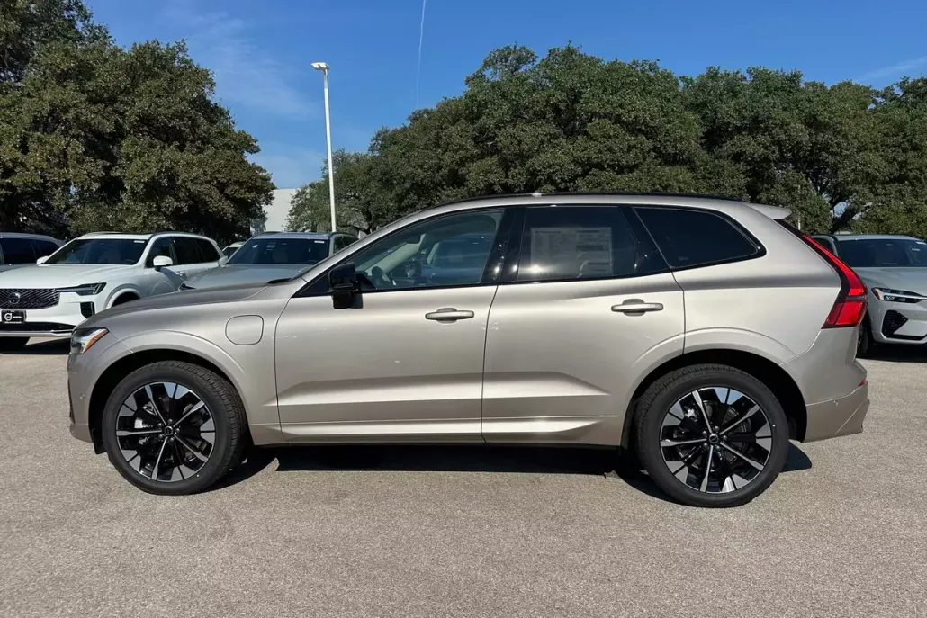 2026 Volvo XC60 T8 eAWD photo 1