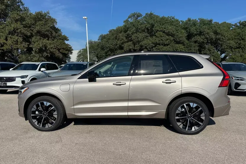 2026 Volvo XC60 T8 eAWD photo 1