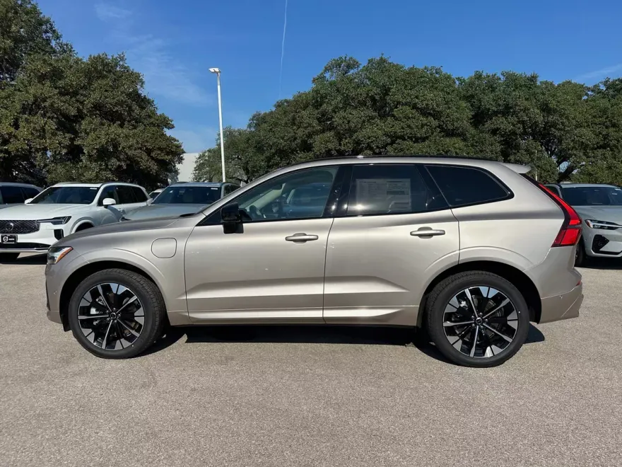 2026 Volvo XC60 T8 eAWD photo 1
