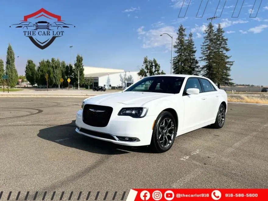 2018 Chrysler 300 photo 1