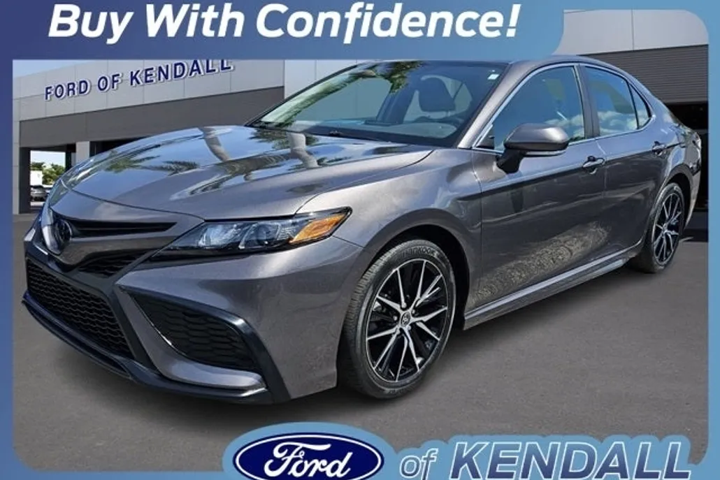 2022 Toyota Camry SE photo 1