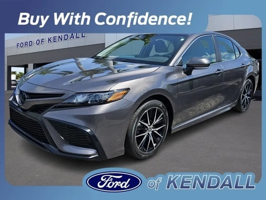 2022 Toyota Camry SE photo 1