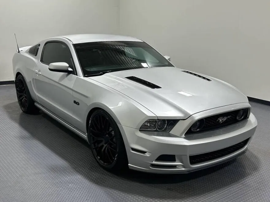 2013 Ford Mustang GT photo 1