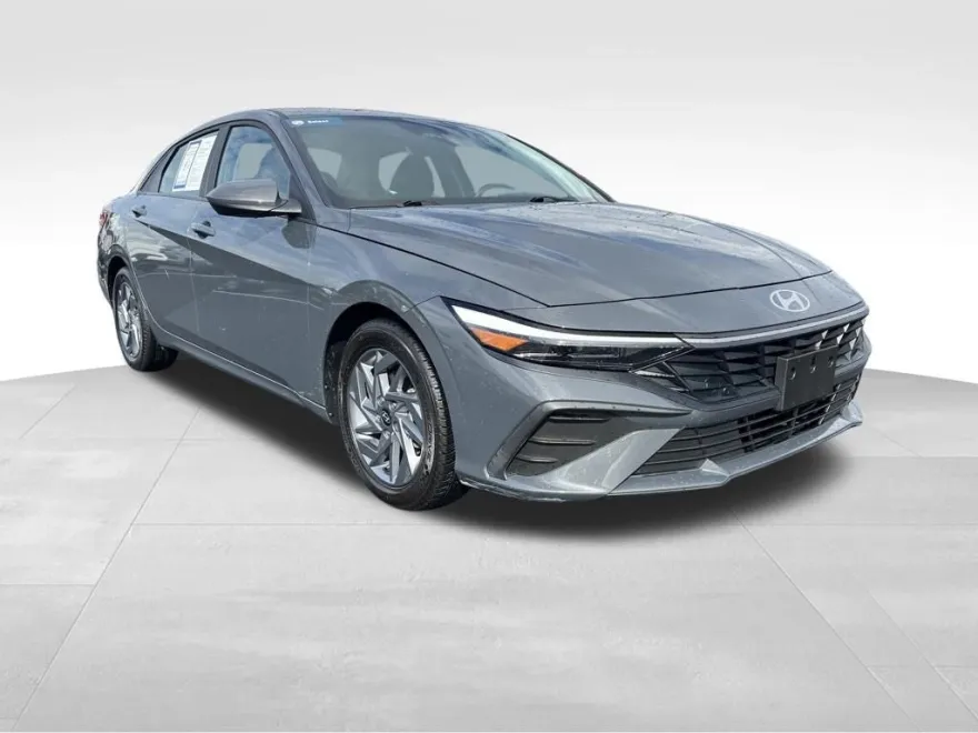 2024 Hyundai Elantra SEL photo 1