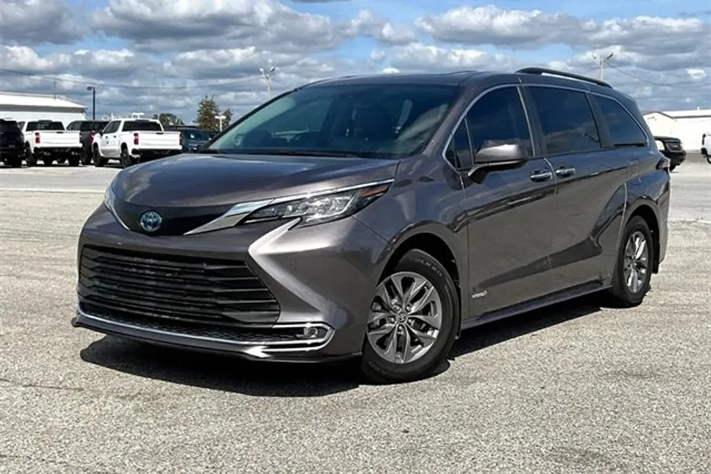 2021 Toyota Sienna XLE photo 1
