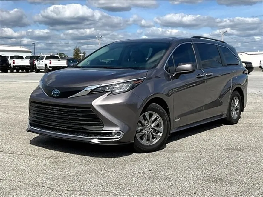 2021 Toyota Sienna XLE photo 1