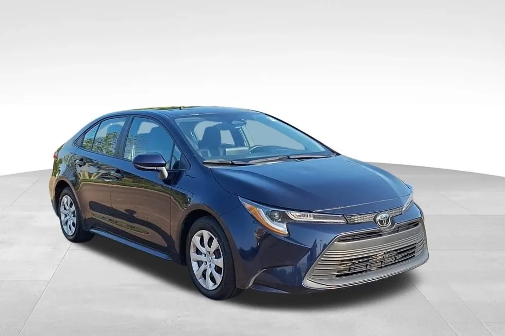 2023 Toyota Corolla LE photo 1
