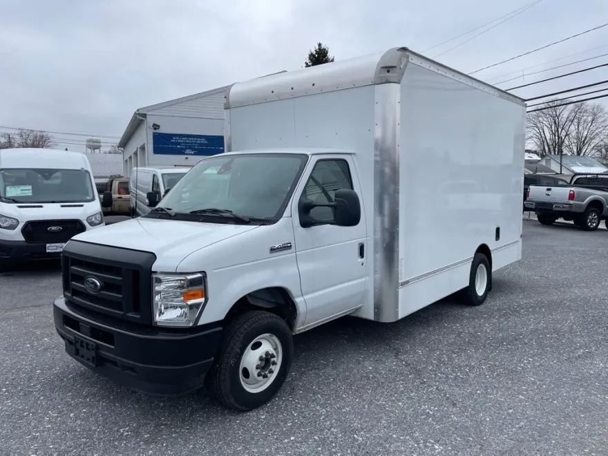 2024 Ford E-450 Cutaway photo 1