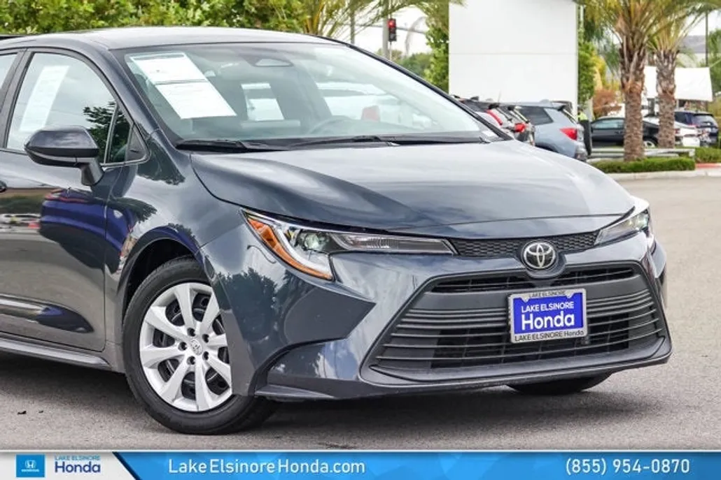 2023 Toyota Corolla LE photo 1