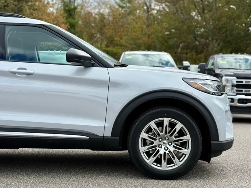 2025 Ford Explorer photo 1