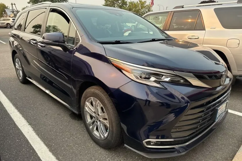 2022 Toyota Sienna Platinum photo 1