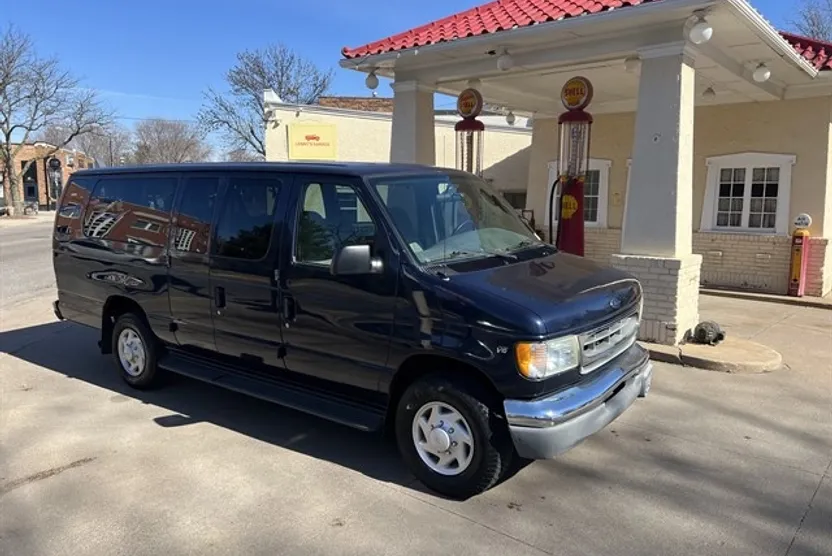 2002 Ford E-350 XLT photo 1
