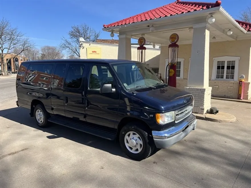 2002 Ford E-350 XLT photo 1