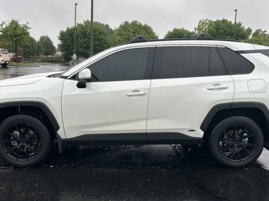 2022 Toyota RAV4 XLE Premium photo 1