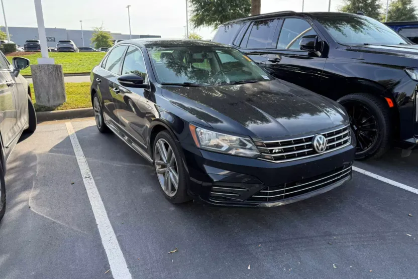 2017 Volkswagen Passat R-Line photo 1
