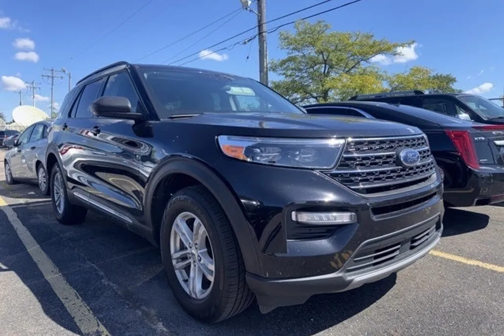 2023 Ford Explorer XLT photo 1