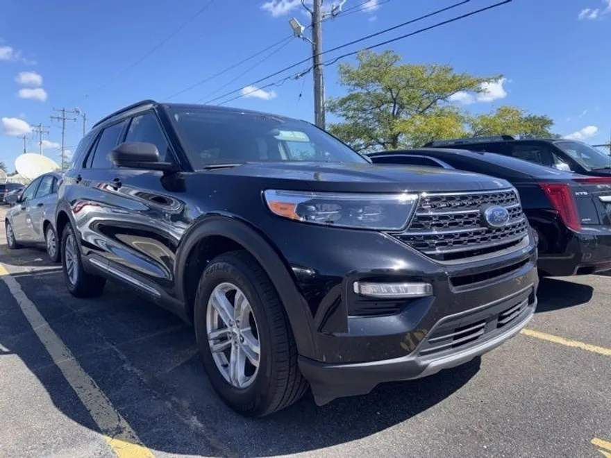 2023 Ford Explorer XLT photo 1