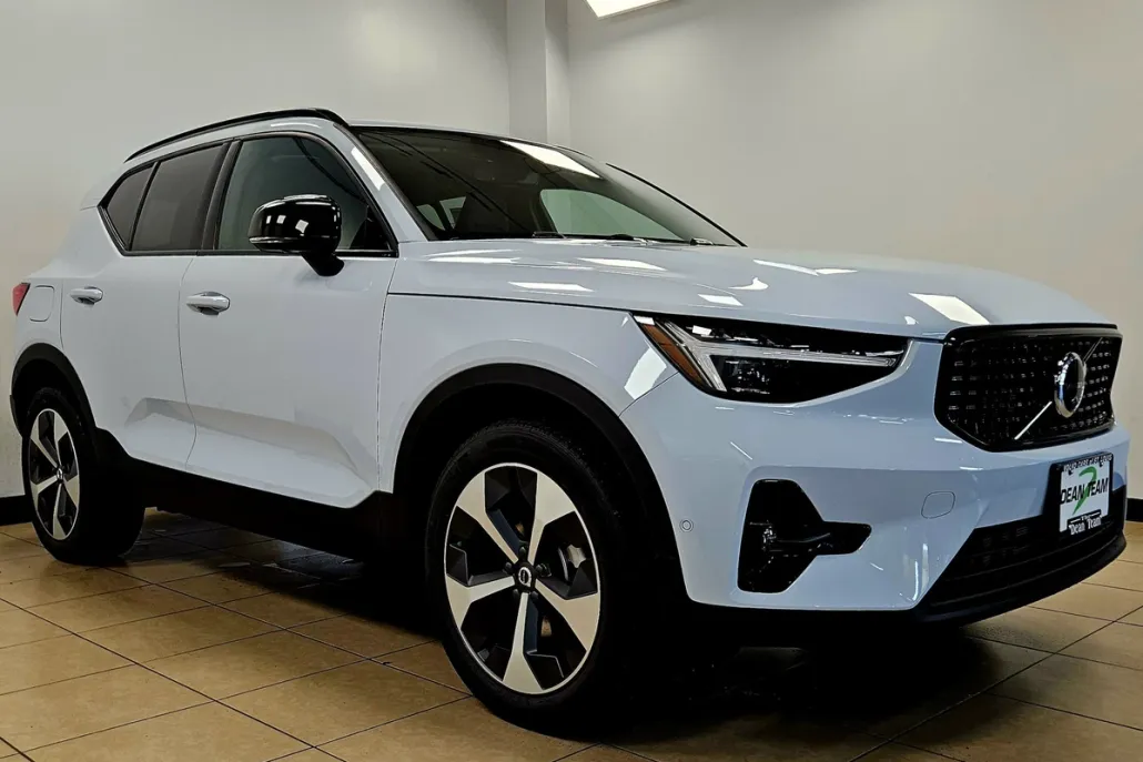 2026 Volvo XC40 Plus photo 1
