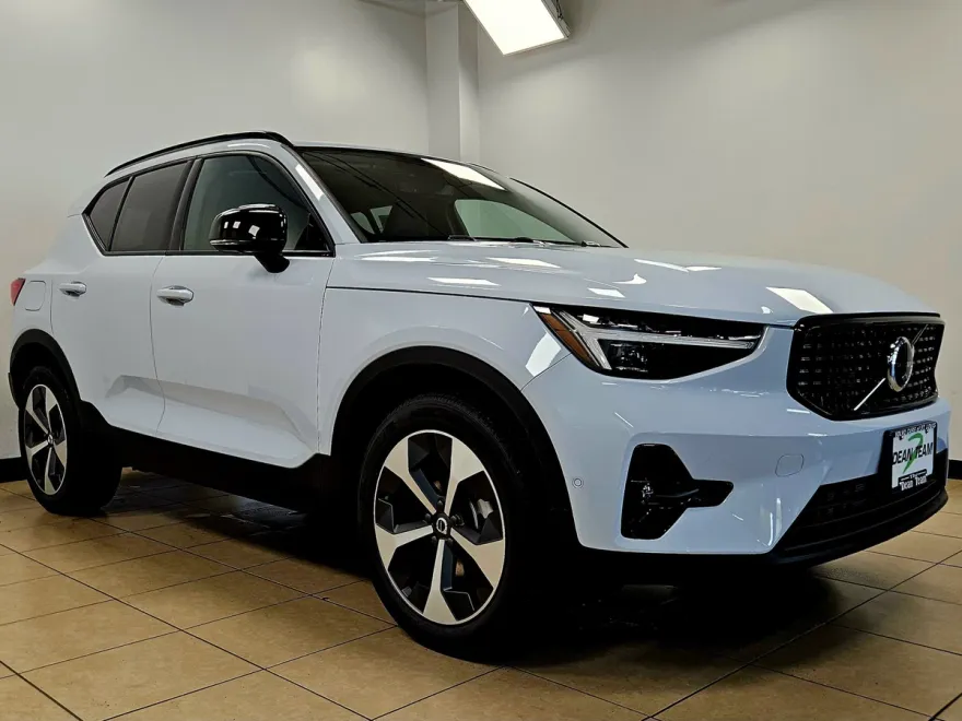 2026 Volvo XC40 Plus photo 1