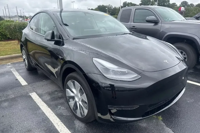 2024 Tesla Model Y Standard Range photo 1