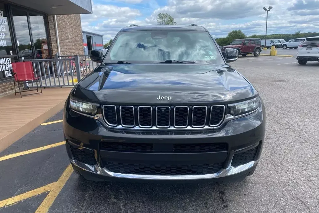 2023 Jeep Grand Cherokee Limited photo 1