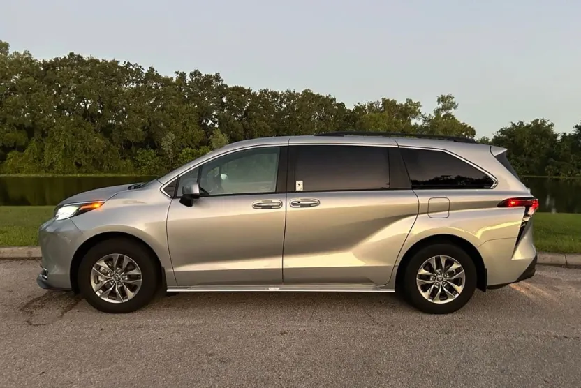 2024 Toyota Sienna XLE photo 1