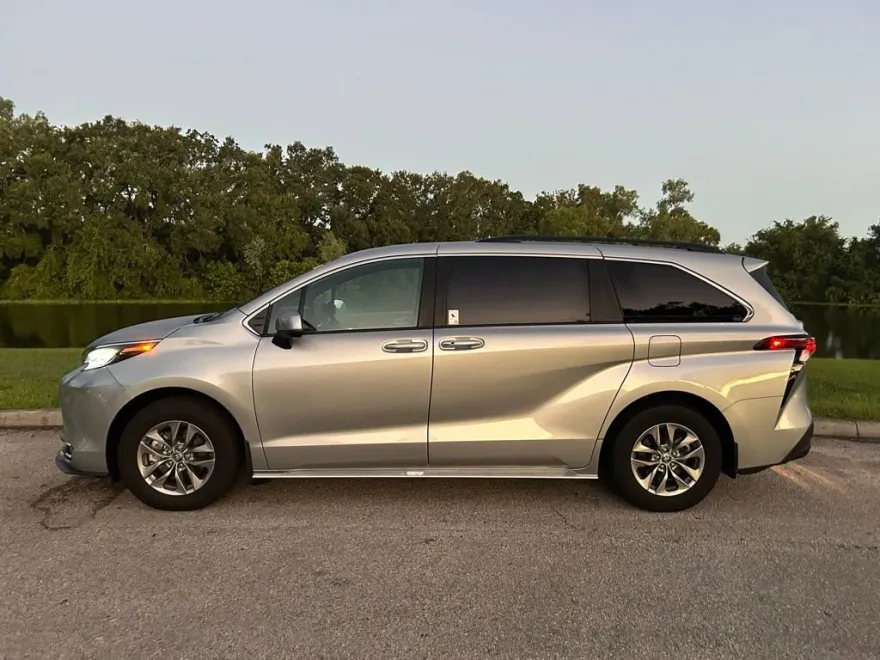 2024 Toyota Sienna XLE photo 1