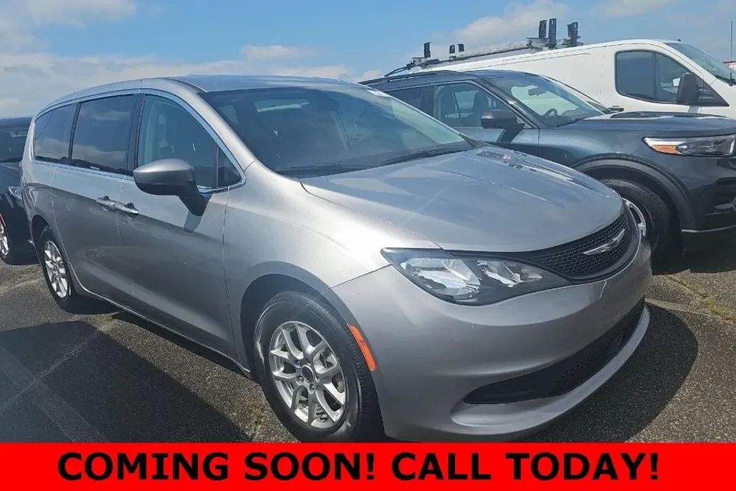 2021 Chrysler Voyager LX photo 1