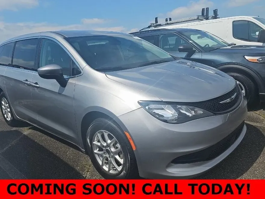 2021 Chrysler Voyager LX photo 1