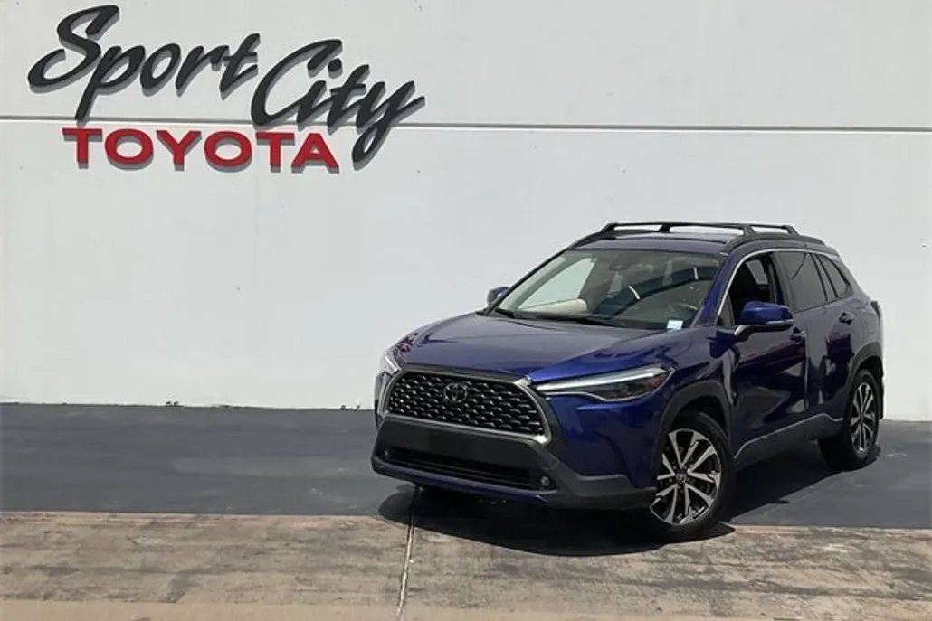 2022 Toyota Corolla Cross XLE photo 1