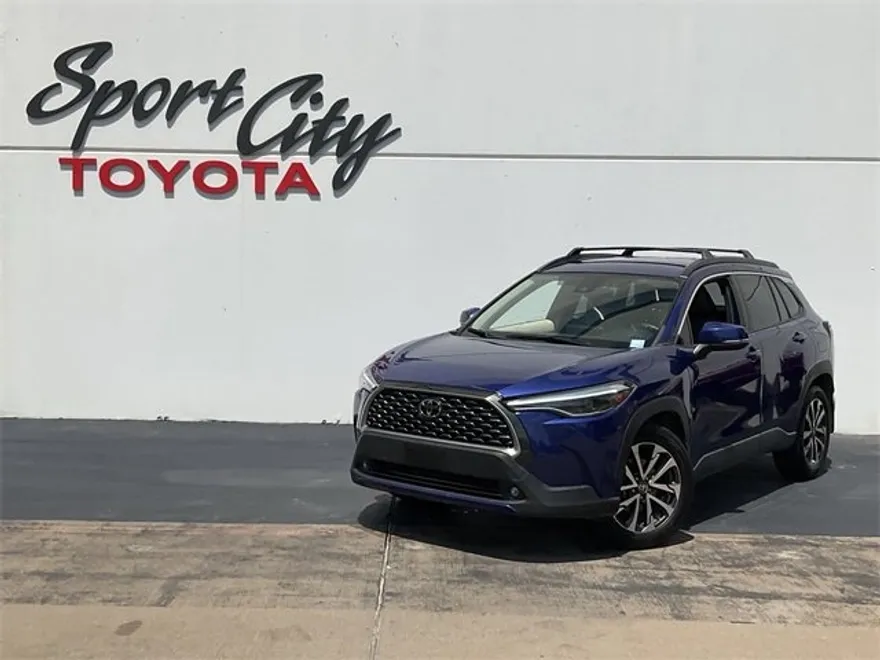2022 Toyota Corolla Cross XLE photo 1