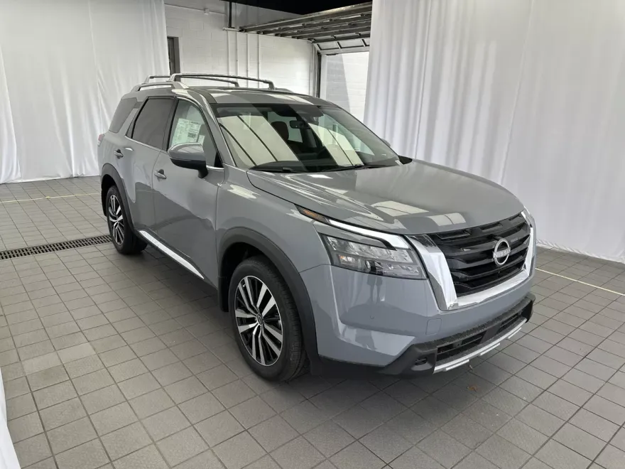 2025 Nissan Pathfinder Platinum photo 1