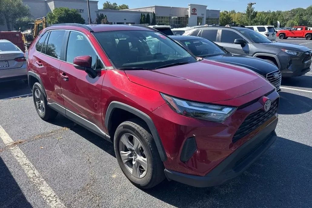 2024 Toyota RAV4 Hybrid XLE photo 1