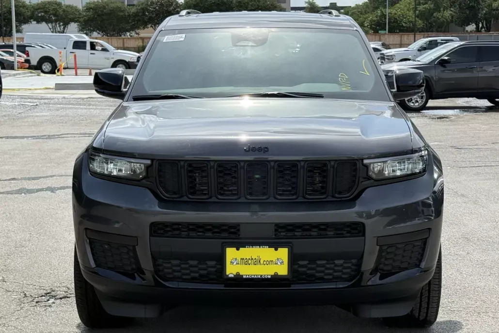 2025 Jeep Grand Cherokee Altitude photo 1