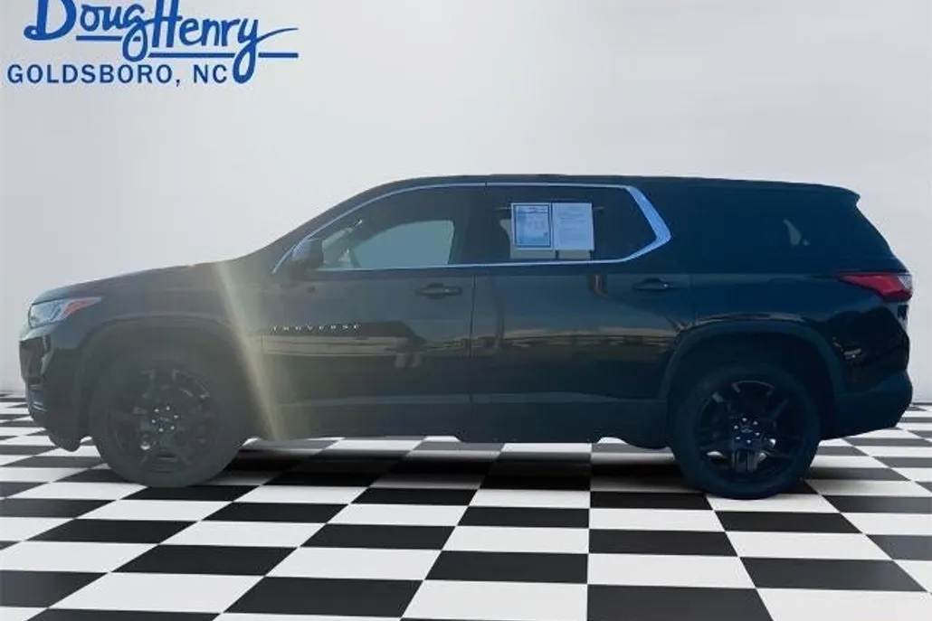 2021 Chevrolet Traverse LS photo 1