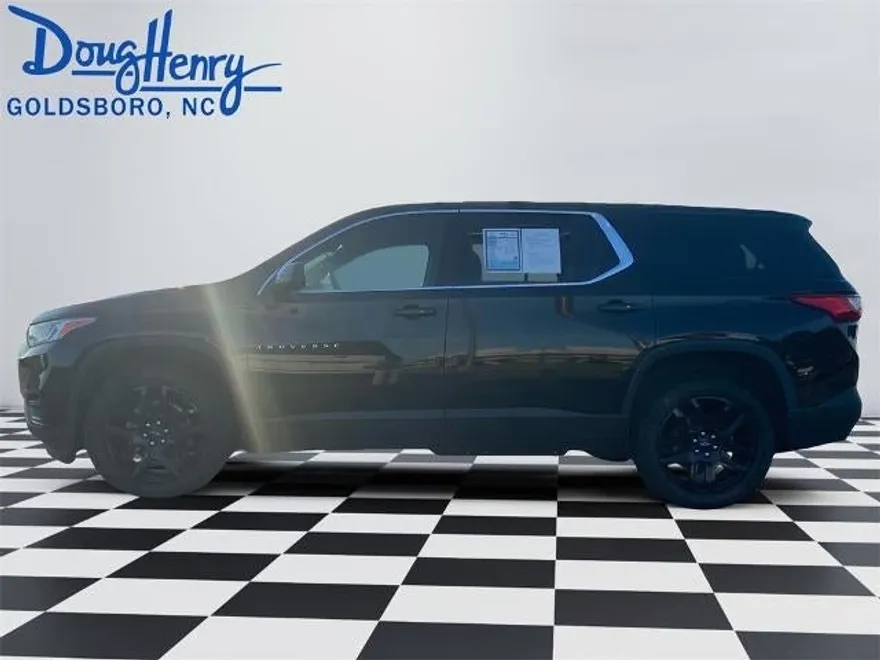 2021 Chevrolet Traverse LS photo 1