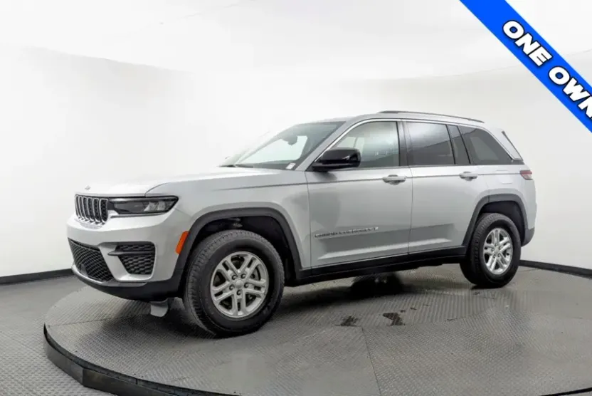 2023 Jeep Grand Cherokee Laredo photo 1