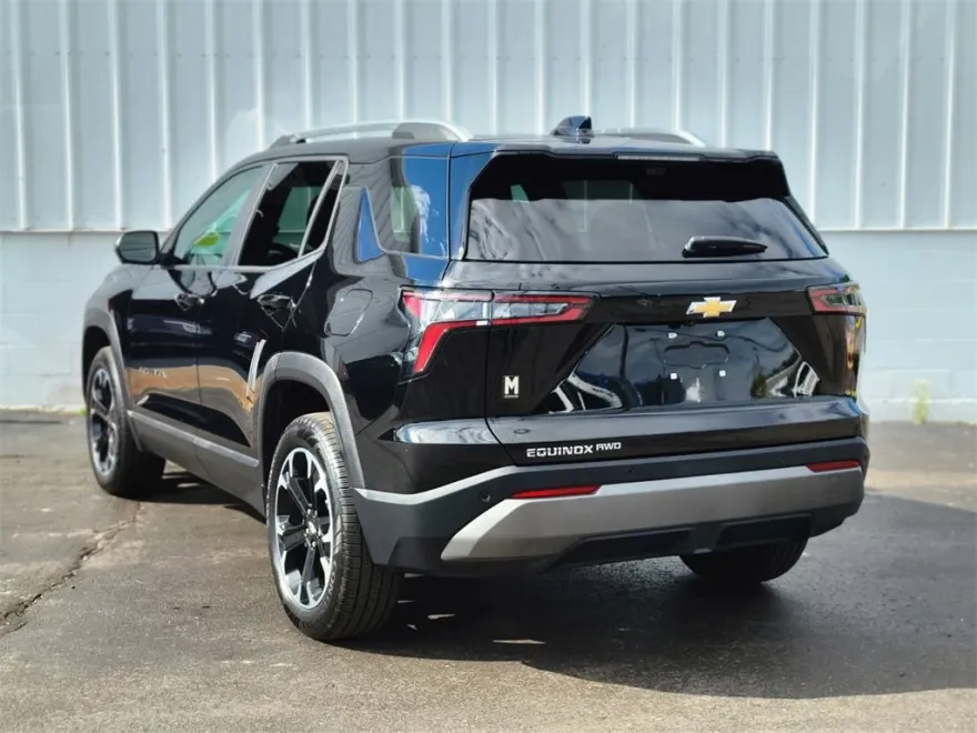 2025 Chevrolet Equinox LT photo 1