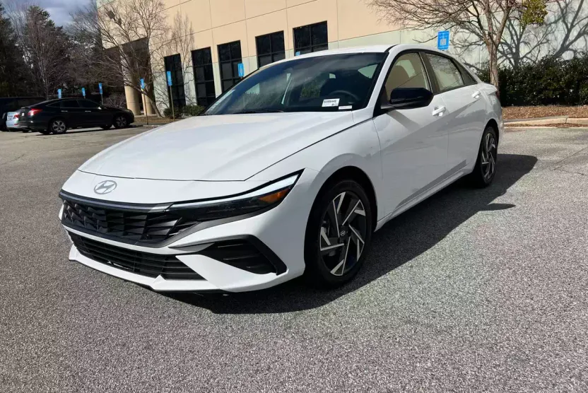 2025 Hyundai Elantra SEL Sport photo 1