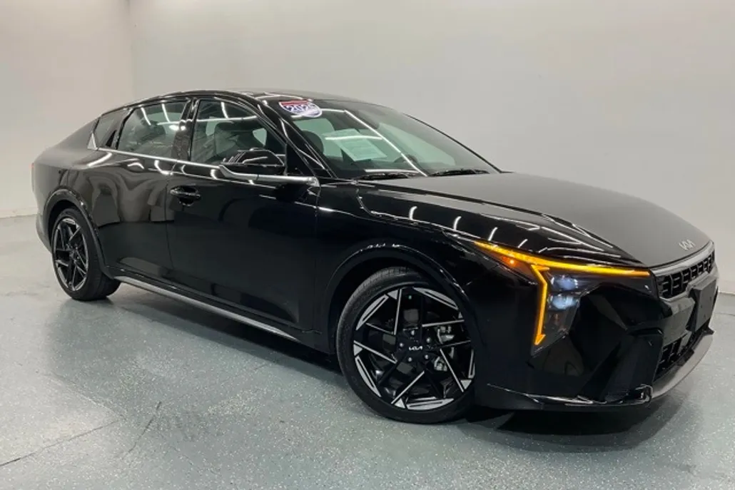2025 Kia K4 GT-Line photo 1