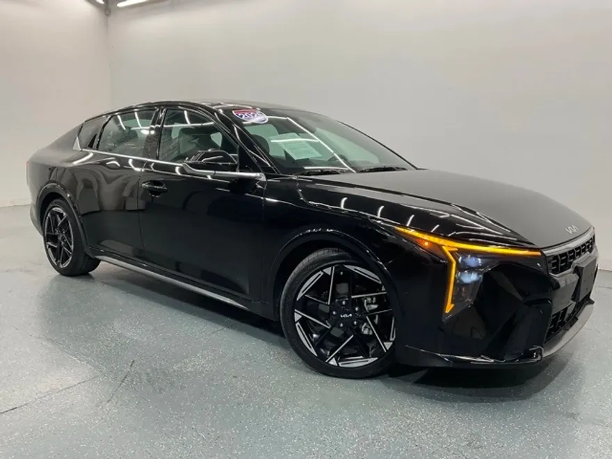2025 Kia K4 GT-Line photo 1