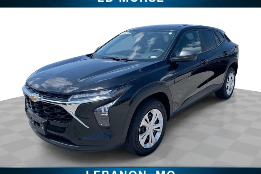 2025 Chevrolet Trax LS photo 1
