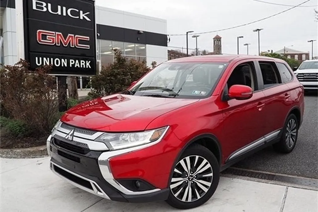 2020 Mitsubishi Outlander SE photo 1