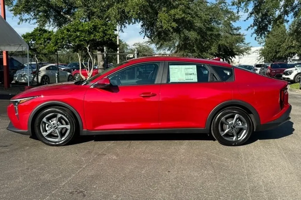 2025 Kia K4 LXS photo 1