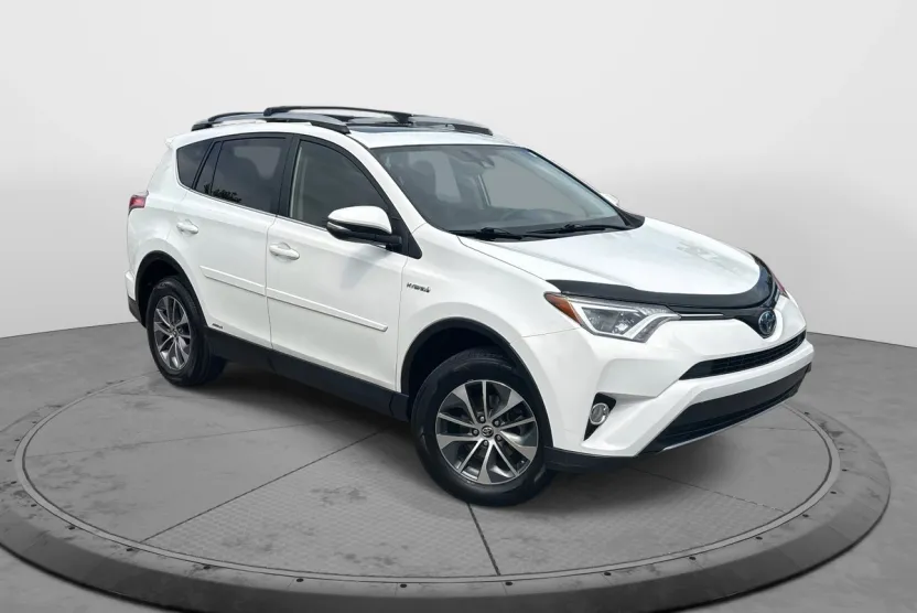 2017 Toyota RAV4 Hybrid XLE photo 1