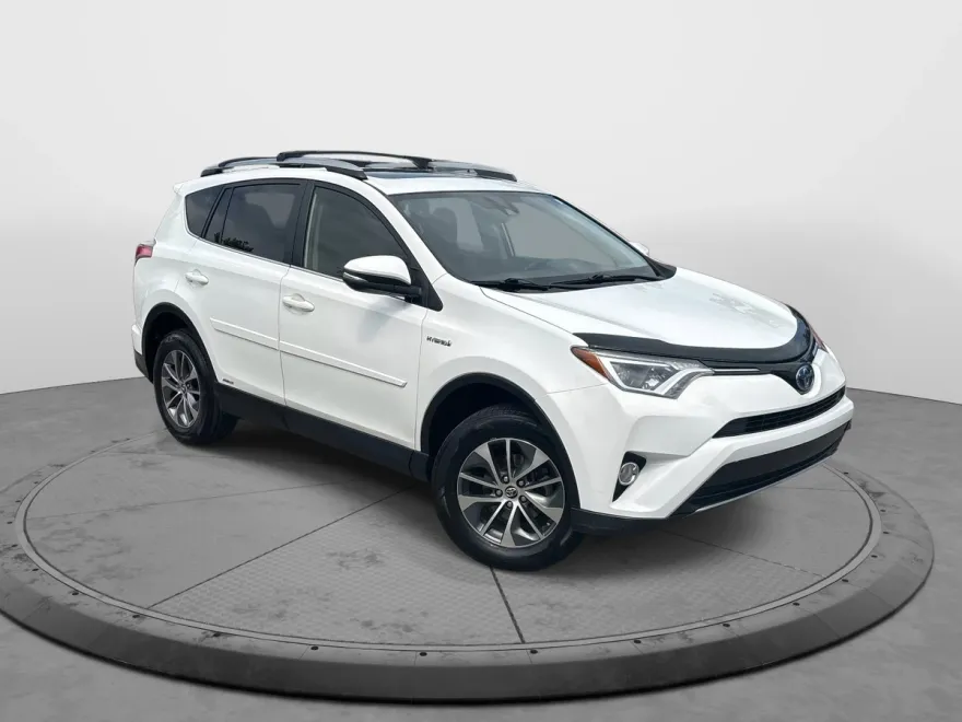 2017 Toyota RAV4 Hybrid XLE photo 1