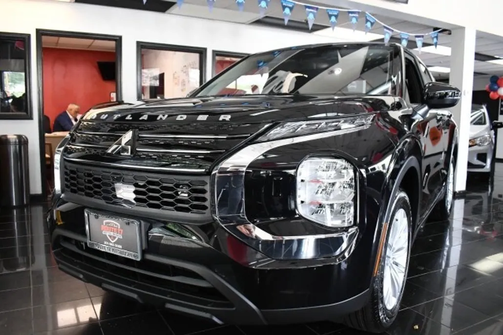 2024 Mitsubishi Outlander ES photo 1