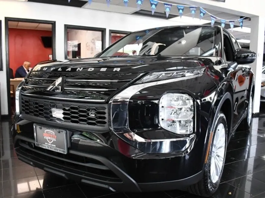 2024 Mitsubishi Outlander ES photo 1