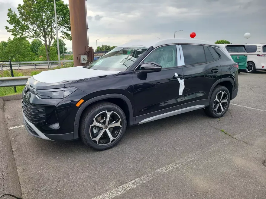 2025 Volkswagen Tiguan SE photo 1